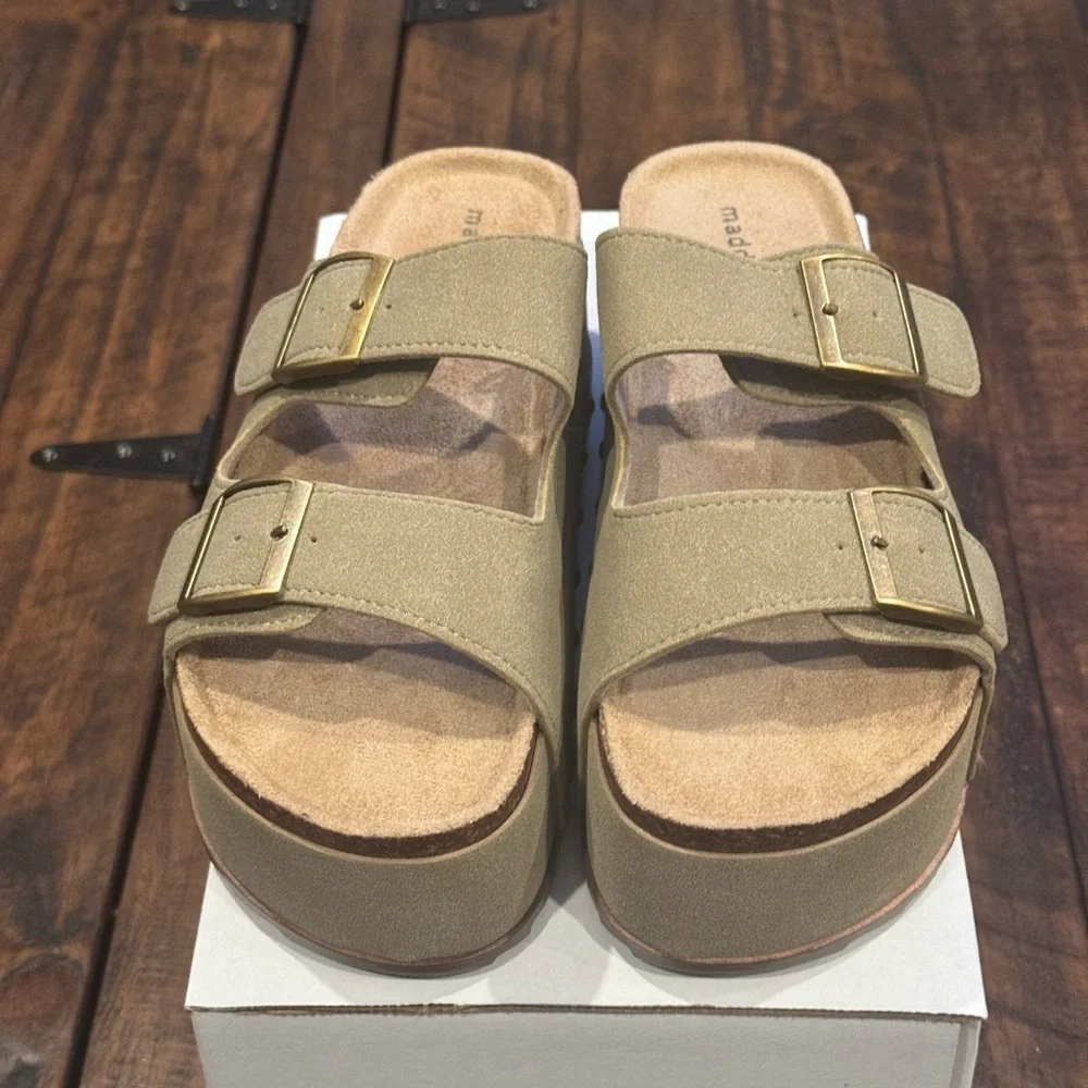 Madden Girl Babes Flatform Sandal (NWOT)